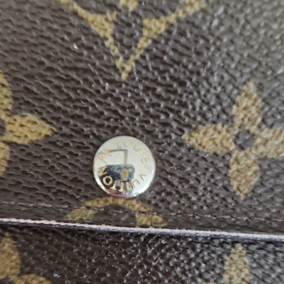 Louis Vuitton Monogram Sarah Wallet - Picture 3 of 16